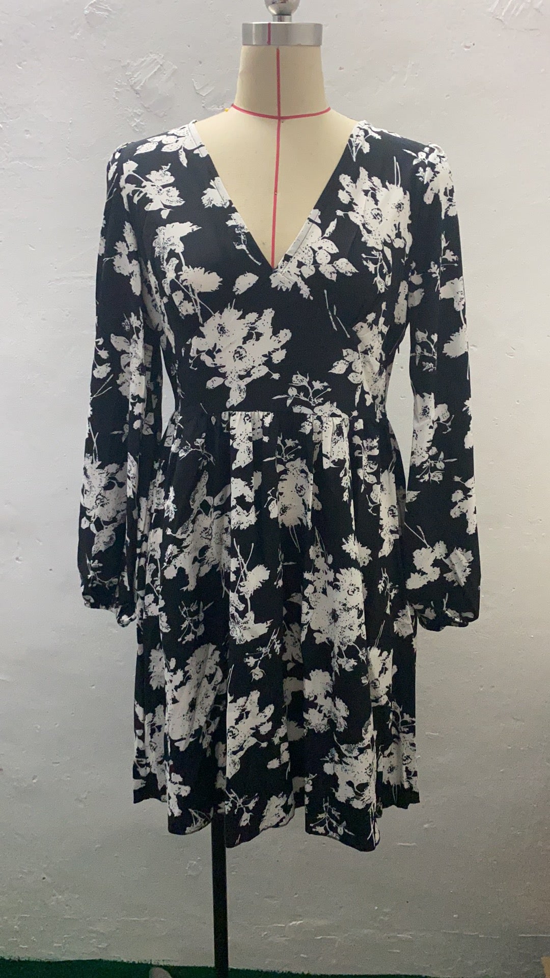 Long Sleeve Printed V neck Dress Elegant Large Swing Dress Slim Sexy