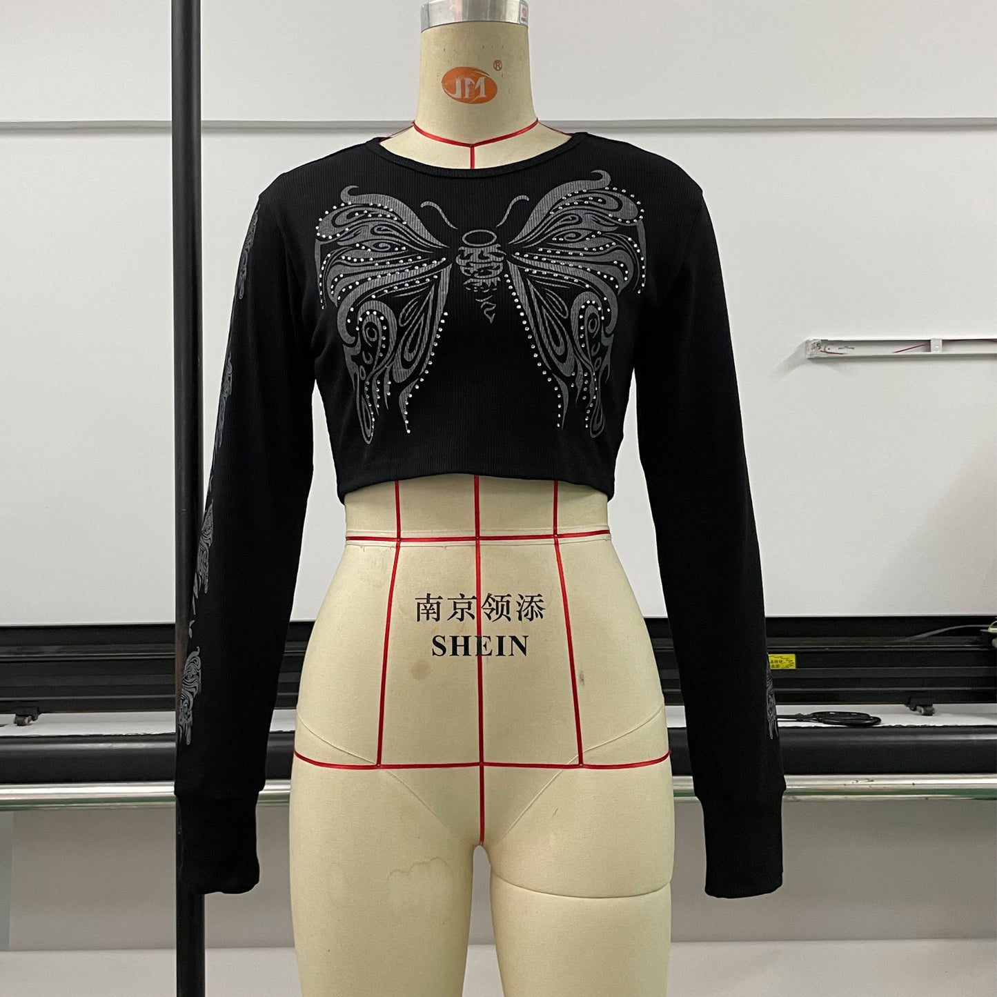 Women Long Sleeved T shirt Autumn Winter Butterfly Print Short Crop Top Tight Fitting Sexy Top