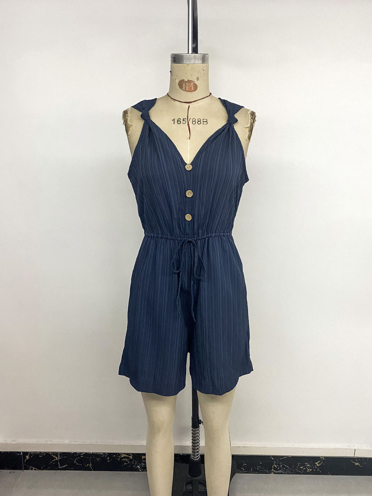 Simple Vacation Texture Pocket Twisted Suspender Jumpsuit