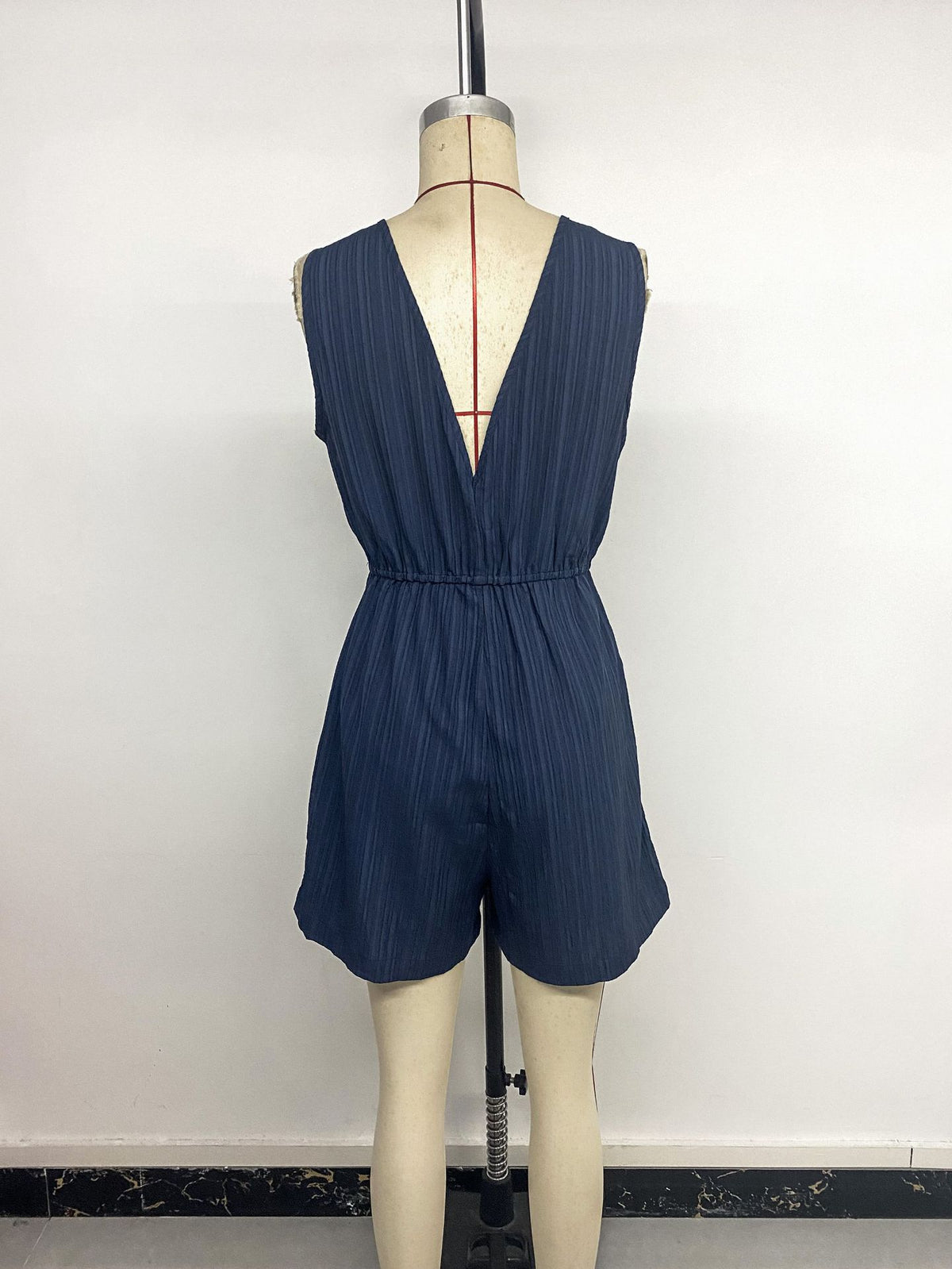 Simple Vacation Texture Pocket Twisted Suspender Jumpsuit